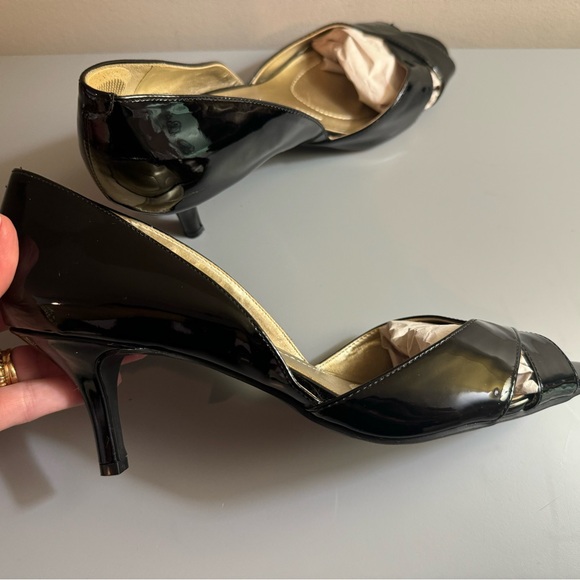 NEW BANDOLINO PATENT LEATHER PEEP TOE HEELS - Picture 3 of 9